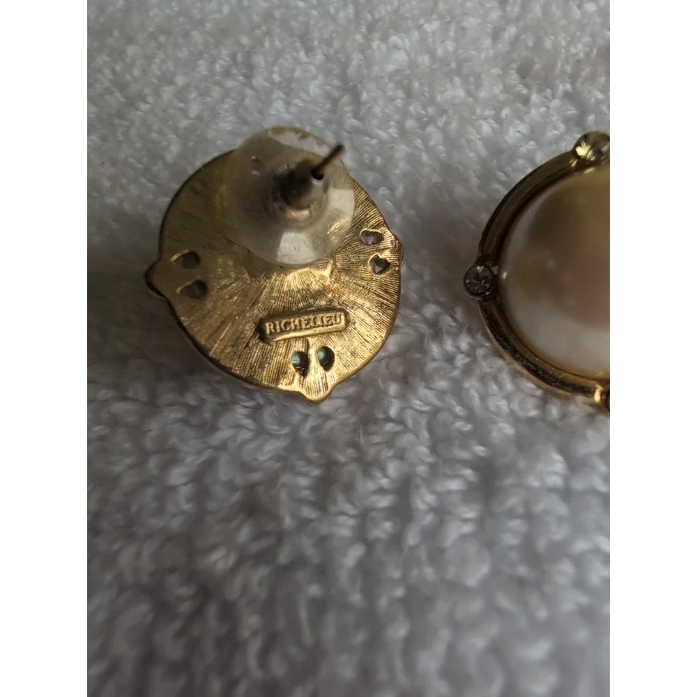 VINTAGE RICHELIEU SIGNED GOLG TONE FAUX PEARLS‎ STUD EARRINGS